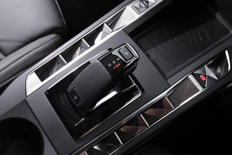 Детали интерьера DS 3 Crossback Prestige 2019 года  (UK) (фото 15 из 20)